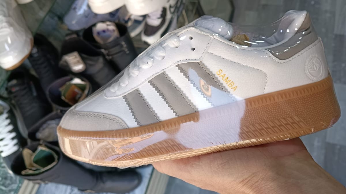Adidas Samba, Gris con suela café