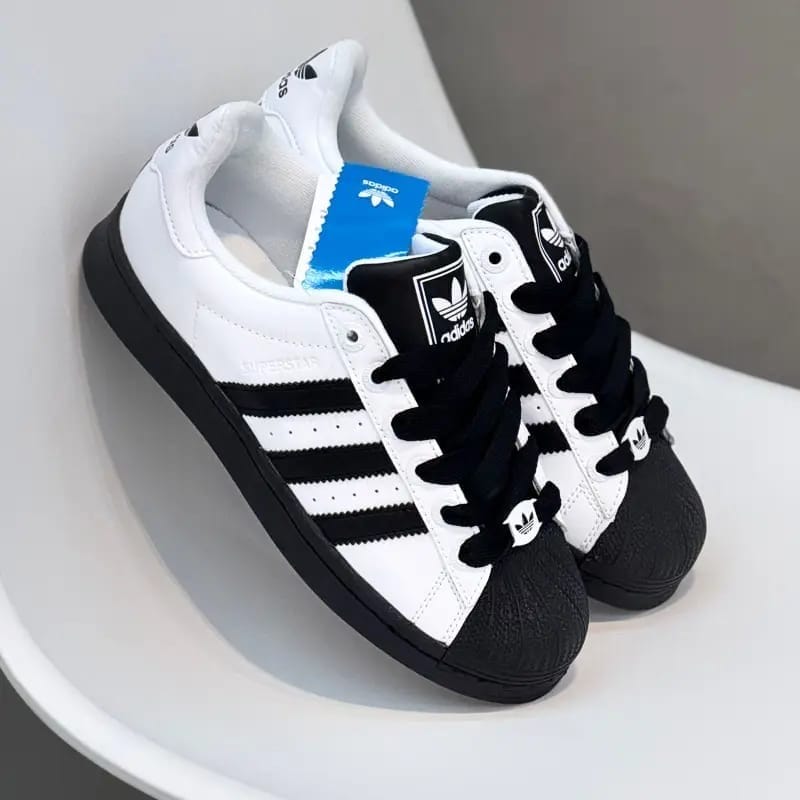Adidas Superstar, Blanco con puntera negra