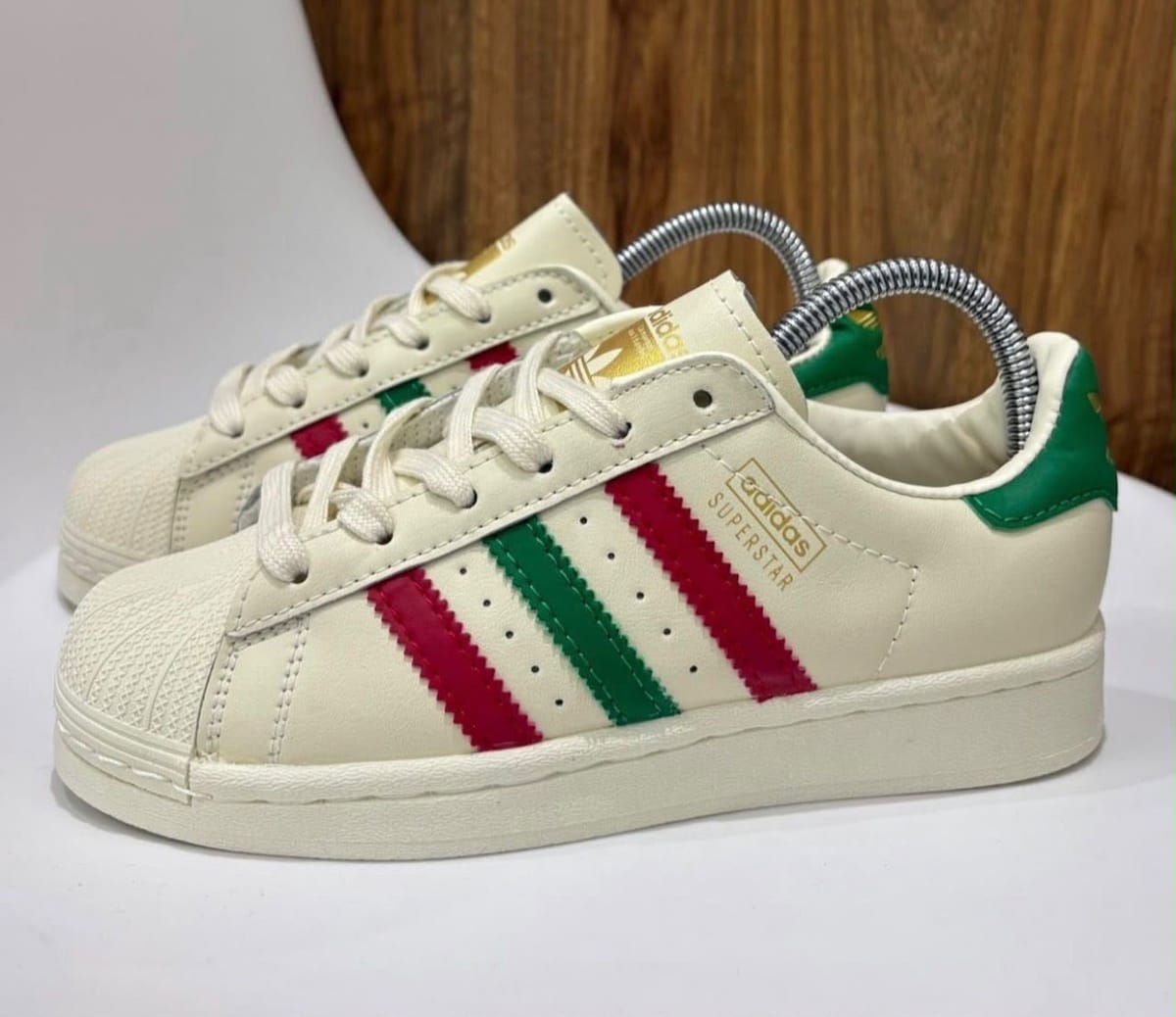 Adidas Superstar, Crema, verde y rojo