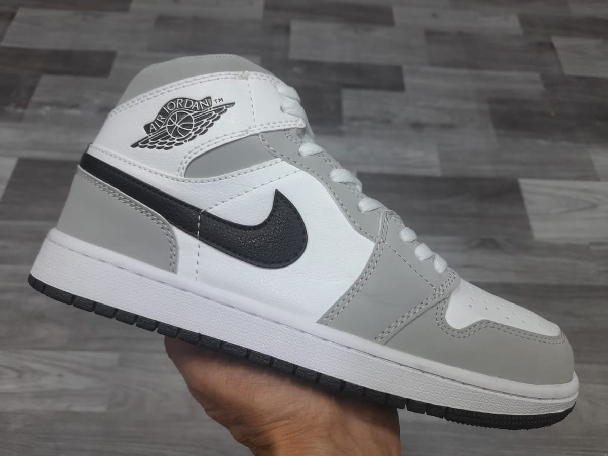 Nike Jordan 1 Mid, Gris y blanco