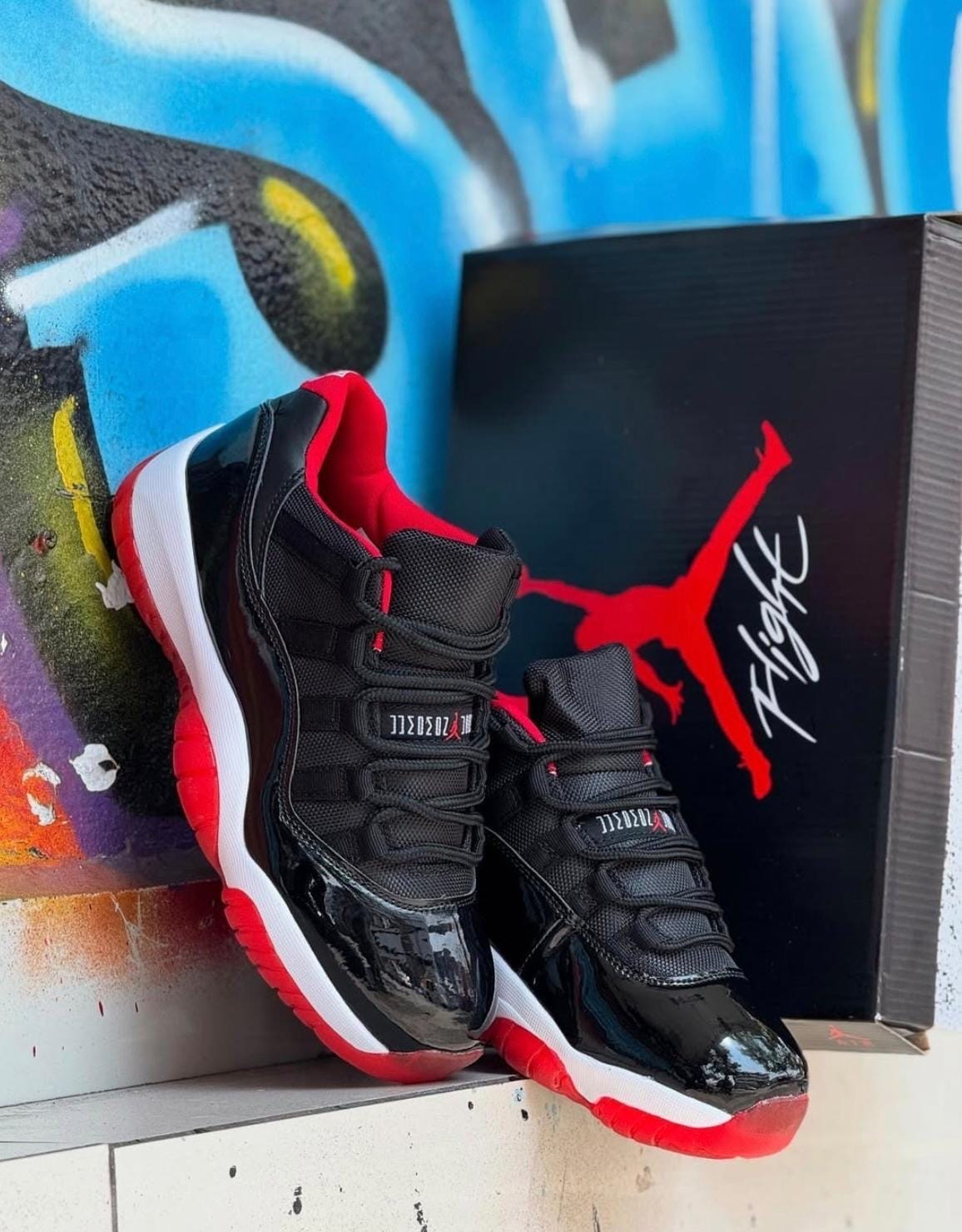 Nike Jordan 11, Negro y rojo