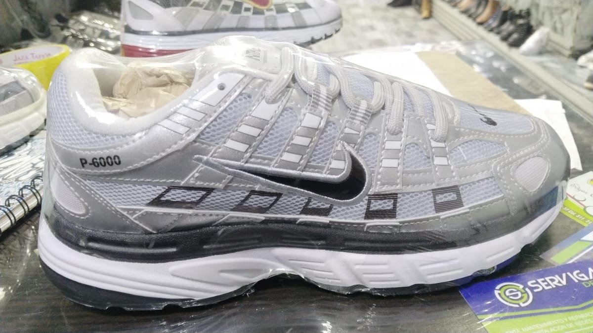 Nike P-6000, Gris con chulo negro