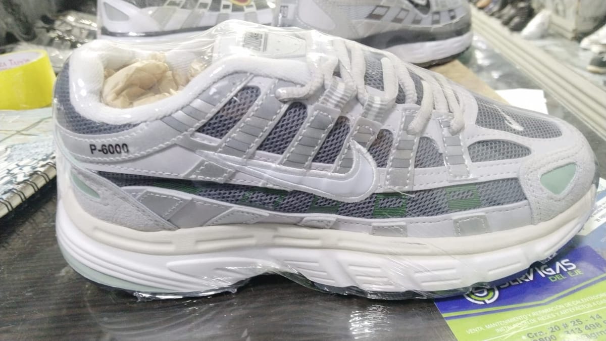Nike P-6000, Gris plata